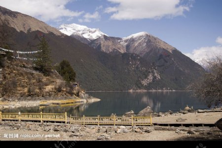 西藏美丽巴松措湖图片
