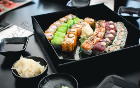黑色食盒里的日本寿司图片