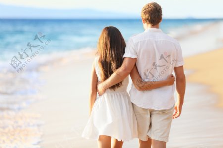 海边浪漫情侣背影图片