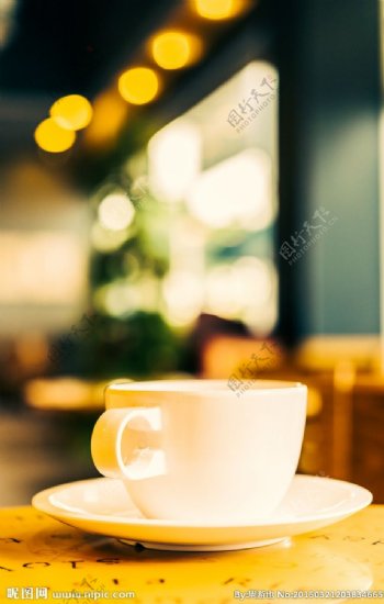 奶黄色咖啡杯图片