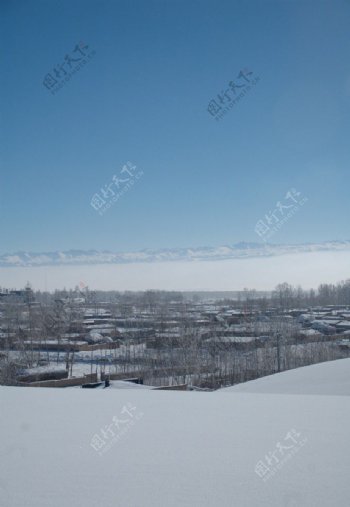 雪中小镇新疆昭苏图片
