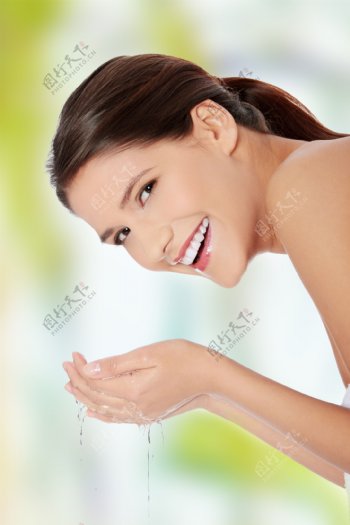 洗脸的女人图片