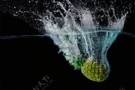 水中菠萝图片