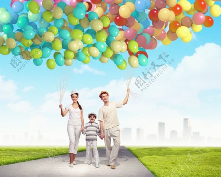 一家三口拿着彩色气球图片