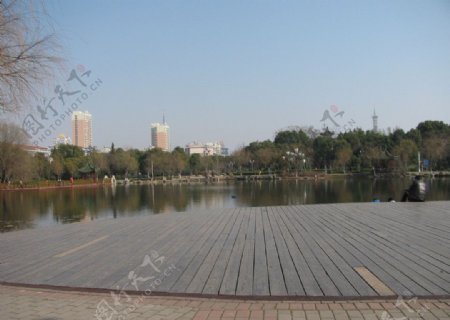 公园湖边图片
