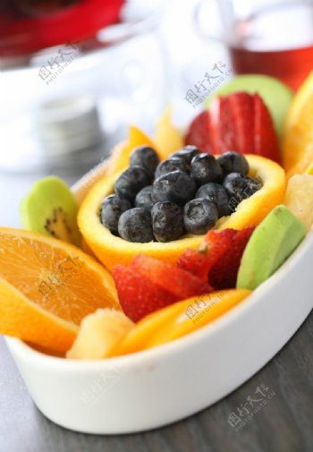 水果沙律水果盘西餐蓝莓芒果橙草莓奇异果切片水果水果图片
