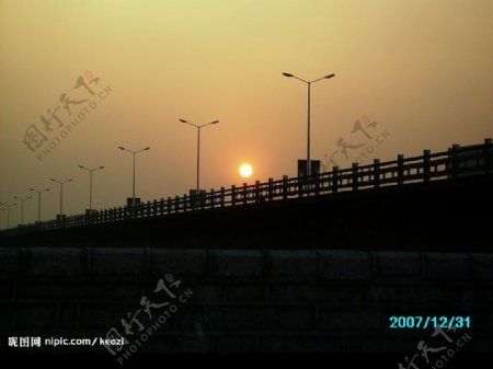 江边夕阳图片