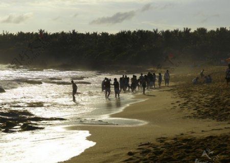 海滩上淌水的人们海滩沙滩海边图片