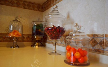 玻璃罐里的水果图片