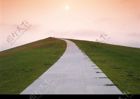 夕阳下的道路图片