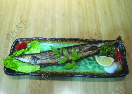 寿司烤秋刀鱼图片