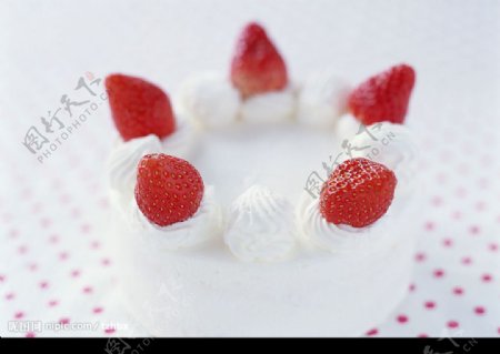 草莓白色蛋糕图片