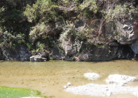 关山红石峡溪水图片