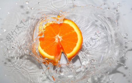 橙子落水瞬间图片