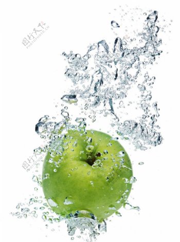 水中苹果高清图片