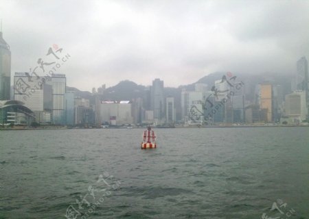 香港海边高楼维多里亚海港阴天云层浮标图片