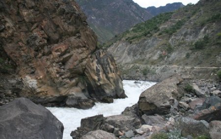 山谷中的河流图片