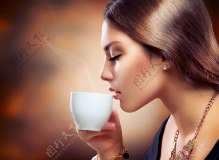 美女喝咖啡图片