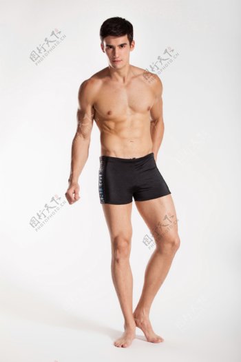 泳裤模特图片