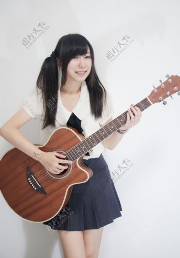 双马尾吉他少女图片
