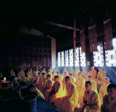 僧侣们的早课图片