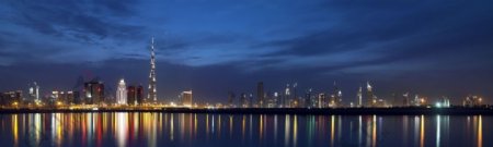 迪拜海平面上城市夜景图片