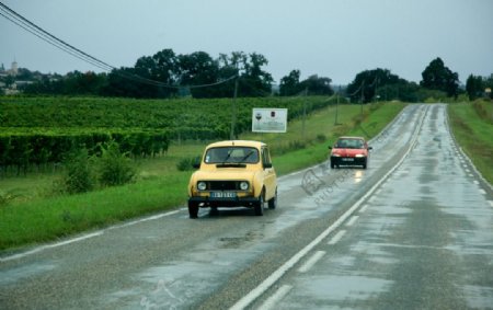 雨后法国乡村公路图片