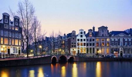 阿姆斯特丹运河黄昏岸景图片