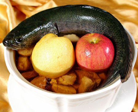 苹果雪梨炖生鱼图片