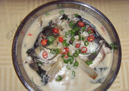 青椒紫苏煮鱼头王图片
