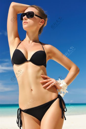 沙滩性感泳装美女图片