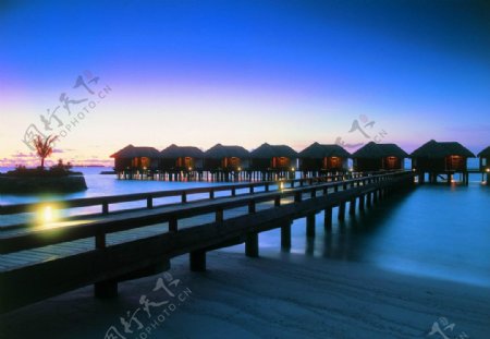 马尔代夫水上度假村黄昏图片