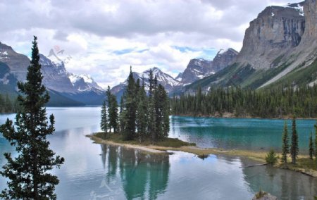 加拿大阿尔伯塔省玛琳湖图片