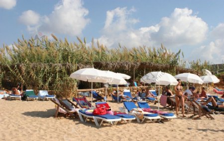 热带度假沙滩躺椅日光浴图片