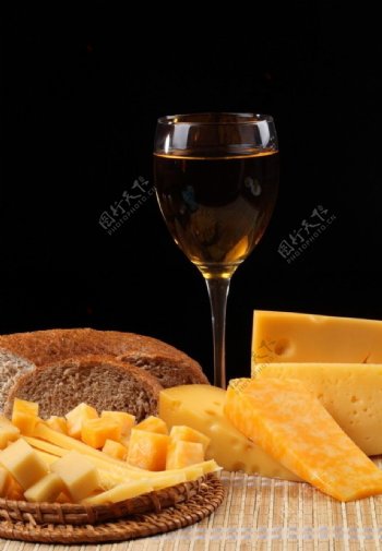 葡萄酒和奶酪面包图片