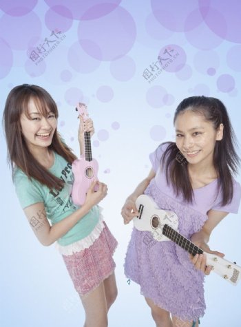两个弹吉它的女孩图片