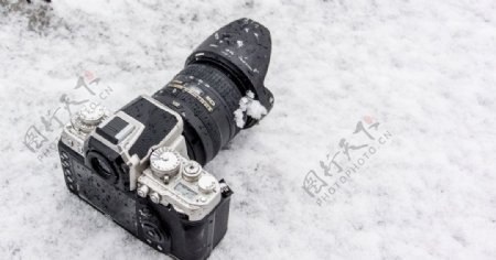 雪地上的单反相机图片
