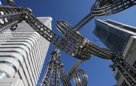 横滨高楼和城市雕塑图片