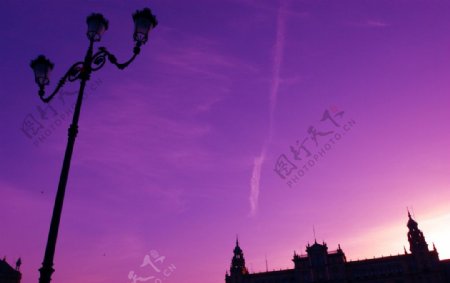 紫色天空下的城堡图片