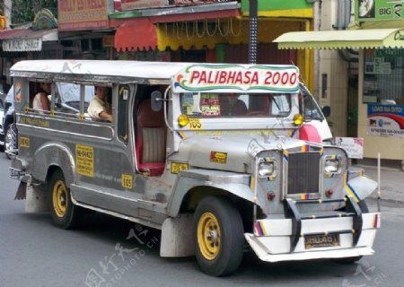菲律宾马尼拉街上的公交车图片