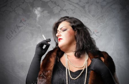 抽烟的肥胖贵妇图片