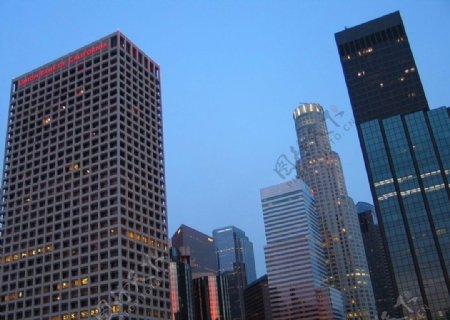 洛杉矶黄昏时的金融区图片