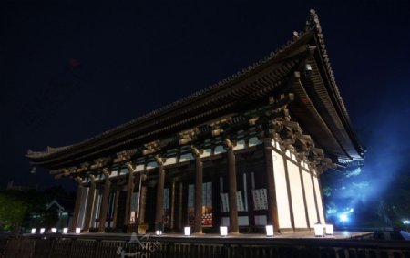 日本奈良夜色下兴福寺大会堂图片