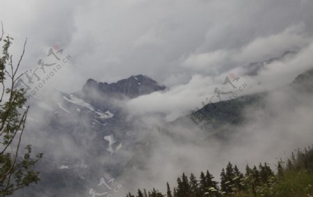 云中阿尔卑斯雪山图片