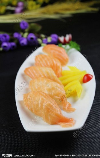 三纹鱼寿司图片