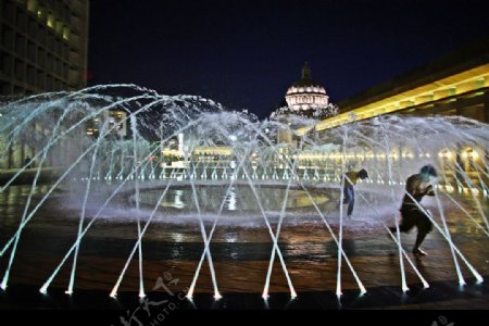 城市广场夜景图片