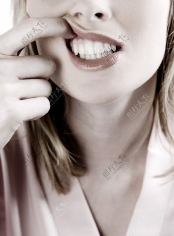 抠牙齿的女人图片