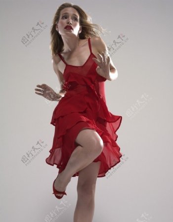 红色裙子正在跳舞的美女图片