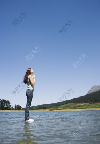 水面上的女人图片