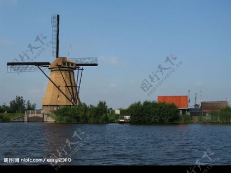 荷兰小村的湖边风光图片